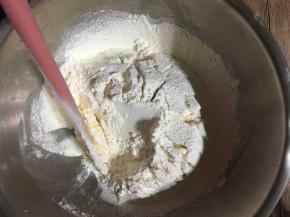 低筋面粉筛入黄油里