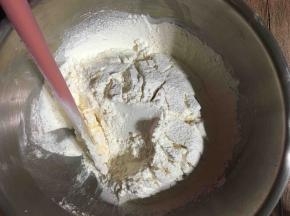 低筋面粉筛入黄油里