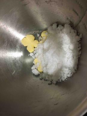 馅料配料里的黄油和细砂糖倒入小锅，小火加热直到黄油完全熔化（黄油熔化即可，不需要糖熔化）。