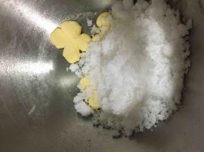 馅料配料里的黄油和细砂糖倒入小锅，小火加热直到黄油完全熔化（黄油熔化即可，不需要糖熔化）。