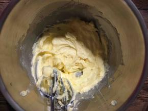 继续搅打至黄油与全蛋完全融合。黄油不需要打发得太充分。
