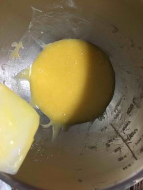 用橡皮刮刀翻拌，使它们混合均匀。