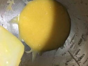 用橡皮刮刀翻拌，使它们混合均匀。