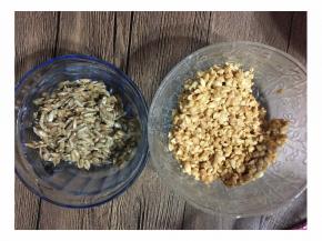 翻拌混合均匀的馅料。