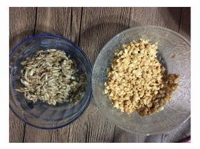 翻拌混合均匀的馅料。