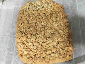 将花生碎馅料铺在烤好的饼底面团上。放入烤箱中层，170度，上下火烤15-20分钟，直到表面金黄色即可。