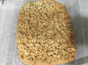 将花生碎馅料铺在烤好的饼底面团上。放入烤箱中层，170度，上下火烤15-20分钟，直到表面金黄色即可。