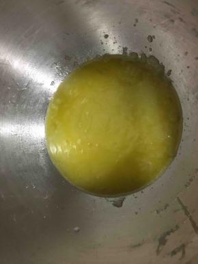 稍冷到不烫手的时候，加入全蛋液和低筋面粉