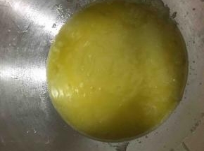稍冷到不烫手的时候，加入全蛋液和低筋面粉