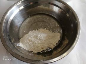 加入低粉和盐采用z字形搅拌。