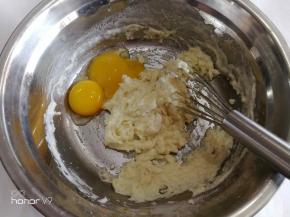 加入蛋黄继续采用z字形搅拌。