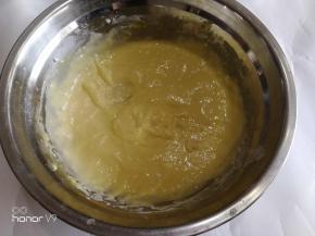 搅拌好的细蛋黄糊。