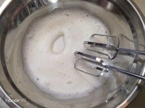 烤箱170度预热10分钟，蛋白里面加入几滴白醋，低速打发到鱼眼状加入第一次的细砂糖。