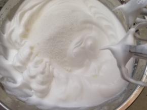 比较细腻的时候放入第二次的细砂糖中速打发。