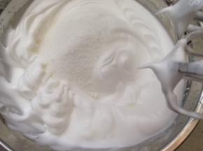 比较细腻的时候放入第二次的细砂糖中速打发。