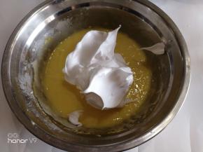 取1/3的蛋白放入蛋黄糊里面切拌操作。