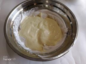 倒入到剩下的蛋白糊里面，继续采用切拌方式操作。
