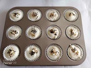 挤到模具里面，撒上一些芝麻，轻震几下模具。