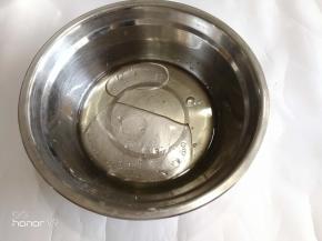 玉米油，水搅拌均匀。