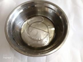 玉米油，水搅拌均匀。