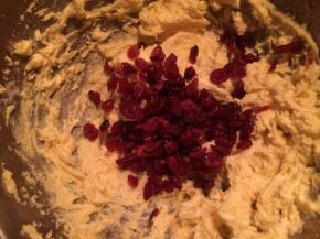 将蔓越莓干切碎后加入盆子里