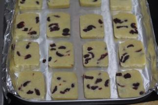 将切好的胚放进烤盘里