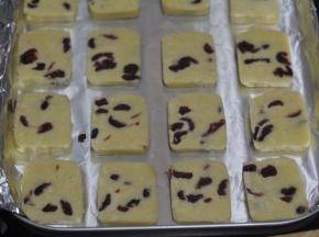 将切好的胚放进烤盘里