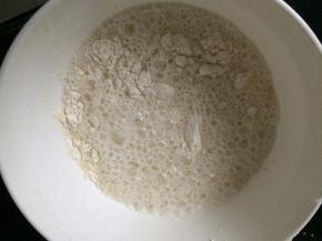 将面粉和玉米淀粉放进碗里，加入适量的清水