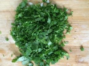 把香菜、葱切碎