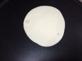 准备好薄饼机，加入2勺面糊，慢慢摊开