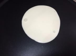 准备好薄饼机，加入2勺面糊，慢慢摊开