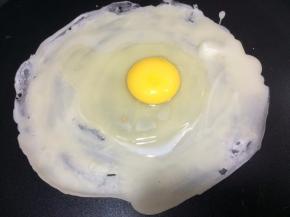 约2分钟左右，在面饼上打入一个鸡蛋