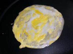 均匀的铺到面饼上