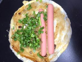 放上香菜、榨菜、香肠
