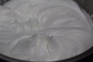 预热烤箱至150度 蛋清分三次加入白糖 打至硬性发泡