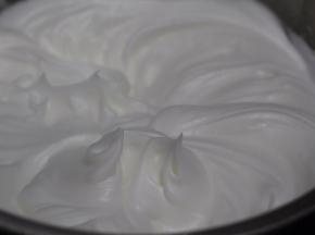 预热烤箱至150度 蛋清分三次加入白糖 打至硬性发泡