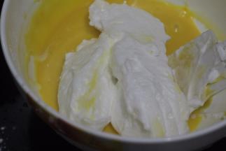 取1\\3蛋白到蛋黄糊中