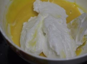 取1\\3蛋白到蛋黄糊中