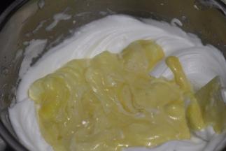 最后把蛋黄糊全部倒入盛蛋白的盆中，用同样的手法翻拌均匀