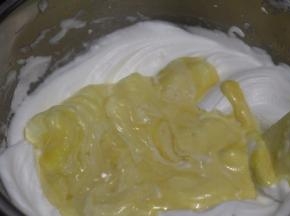 最后把蛋黄糊全部倒入盛蛋白的盆中，用同样的手法翻拌均匀