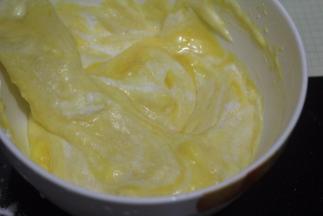 这里需要用上刮刀了，轻轻翻拌均匀，记得是从底部往上翻拌，不是划圈搅拌