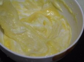 这里需要用上刮刀了，轻轻翻拌均匀，记得是从底部往上翻拌，不是划圈搅拌