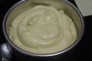 把面糊倒入擦干的模具里，用力振动三下