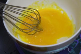 我习惯用手抽来拌均匀