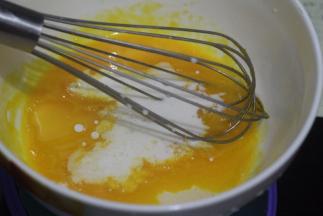 然后再加入牛奶和色拉油