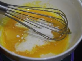 然后再加入牛奶和色拉油