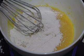 再次拌好 加入过筛的面粉 拌成细腻的面糊