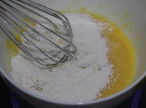 再次拌好 加入过筛的面粉 拌成细腻的面糊