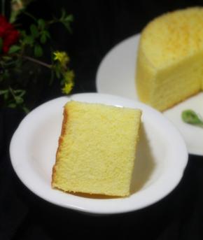 烤好后的蛋糕从烤箱里取出来，立即倒扣在冷却架上直到冷却