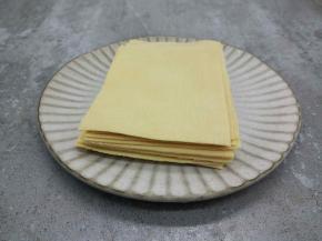 豆皮对折，分成小块